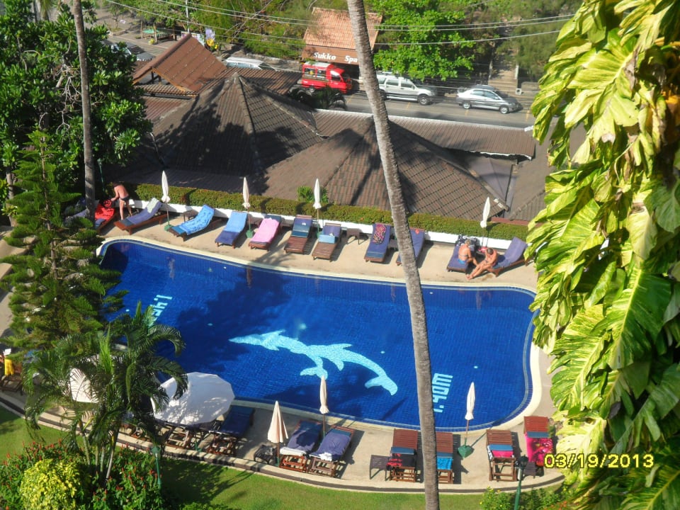 Der rechte Pool eher ruhig hier gibts Handtücher Best Western Phuket Ocean Resort
