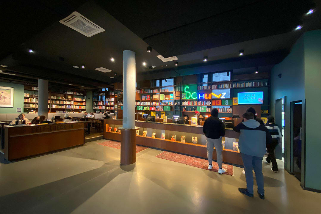 Lobby Schulz Hotel Berlin Wall at the East Side Gallery