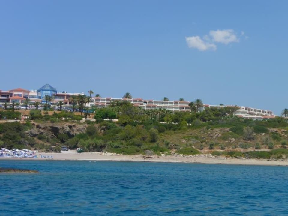 Das Hotel (rechte Seite) vom Tretboot aus Rodos Princess Beach Hotel & Spa
