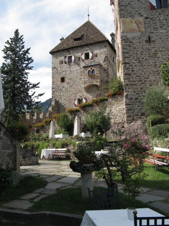 Im Innenhof Hotel Schloss Wehrburg