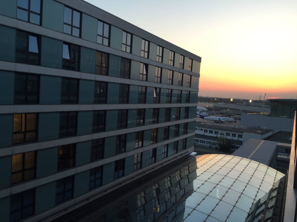 Blick zum Rollfeld Maritim Hotel Düsseldorf