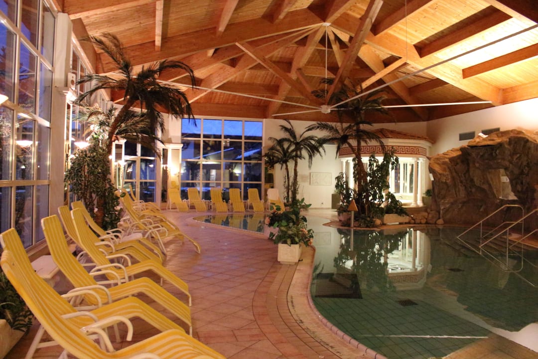 Innenpool abends Lisi Family Hotel Reith bei Kitzbühel