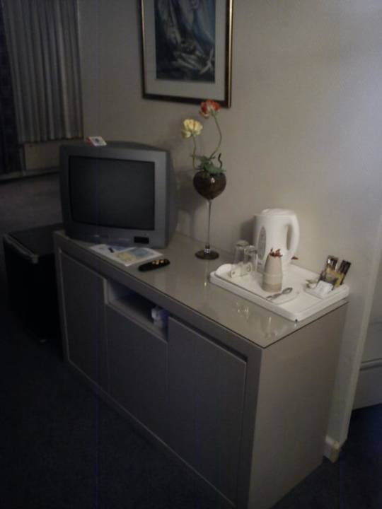 TV & Minibar Leonardo Hotel Charleroi City Center