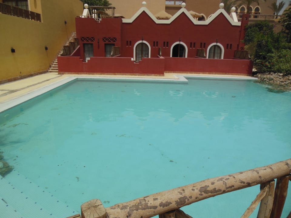Verdreckter Pool Grand Makadi