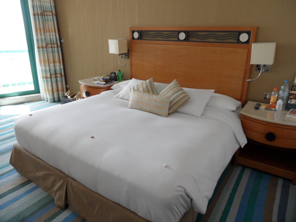 Großes breites Bett Hilton Dubai Jumeirah