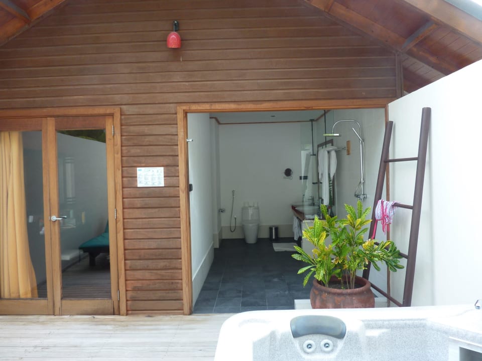 Blick vom Jacuzzi ins Bad Meeru Maldives Resort Island