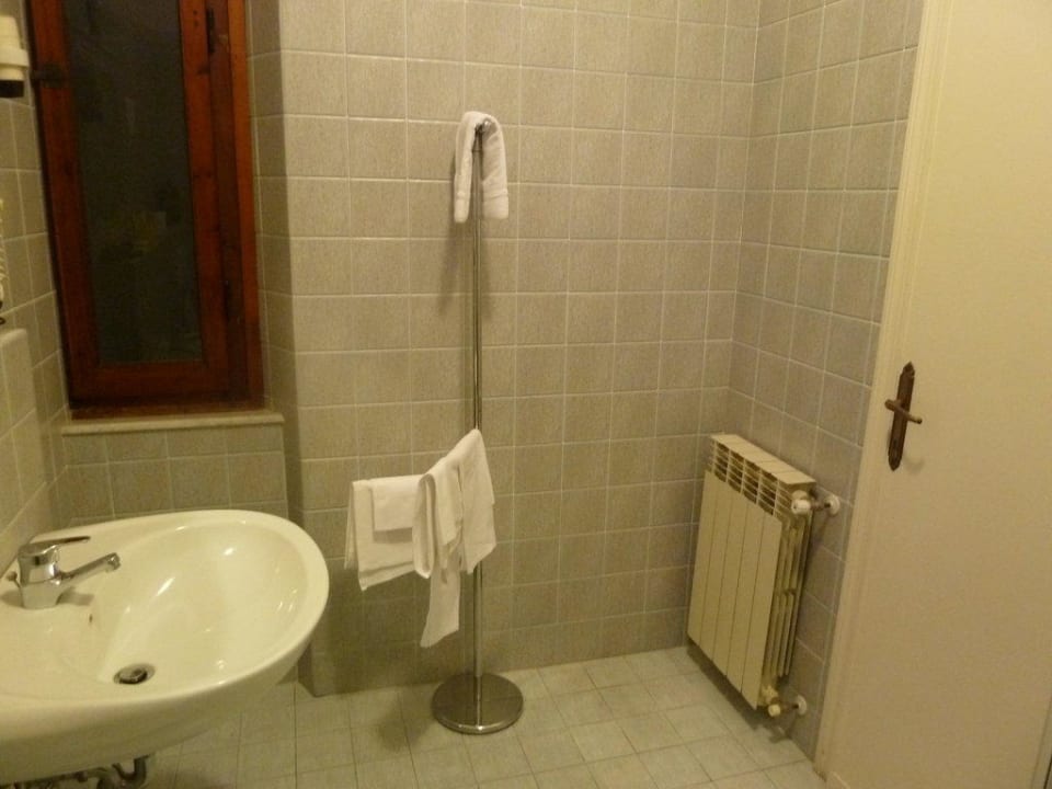 Badezimmer mit Fenster Hotel Savoia & Campana