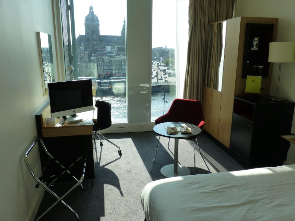 ...Blick zur Stadt DoubleTree by Hilton Amsterdam Centraal Station