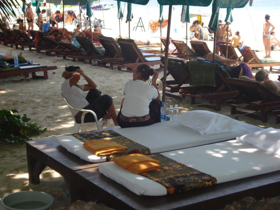 Massage-Liegen am Strand Hotel Baan Chaweng Beach Resort & Spa