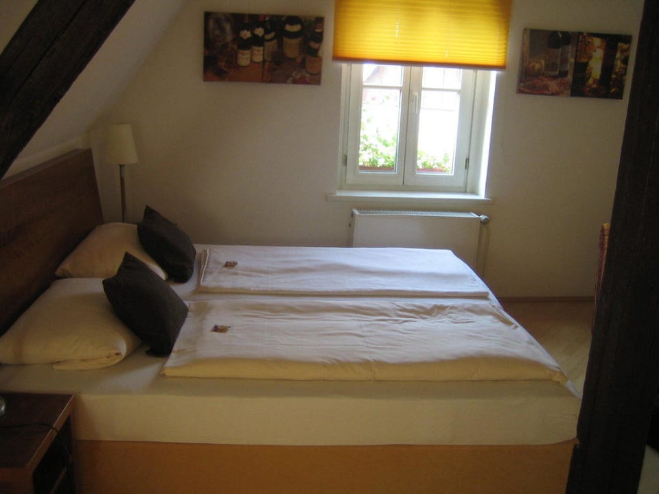 Rechts: das schöne Doppelbett Hotel Pilgrimhaus