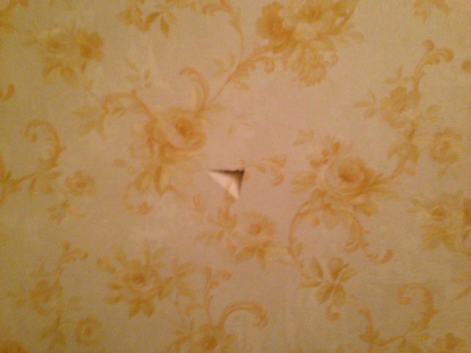 Locj in der Zimmerwand Hotel Vier Jahreszeiten Kühlungsborn