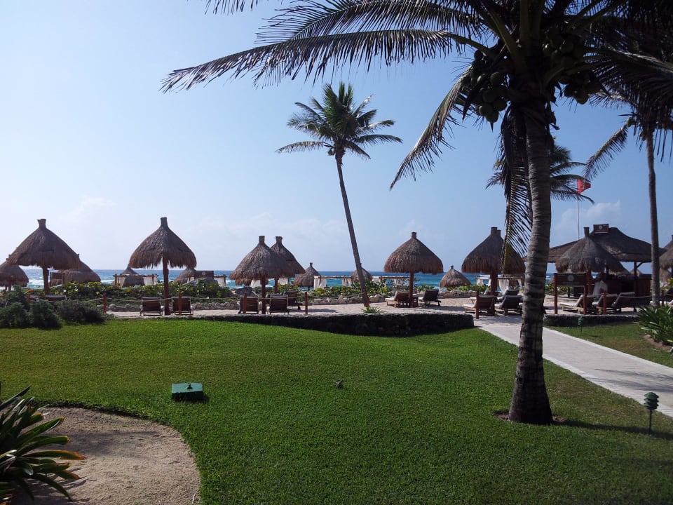 Blick durch die Gartenanlage Bahia Principe Grand Tulum