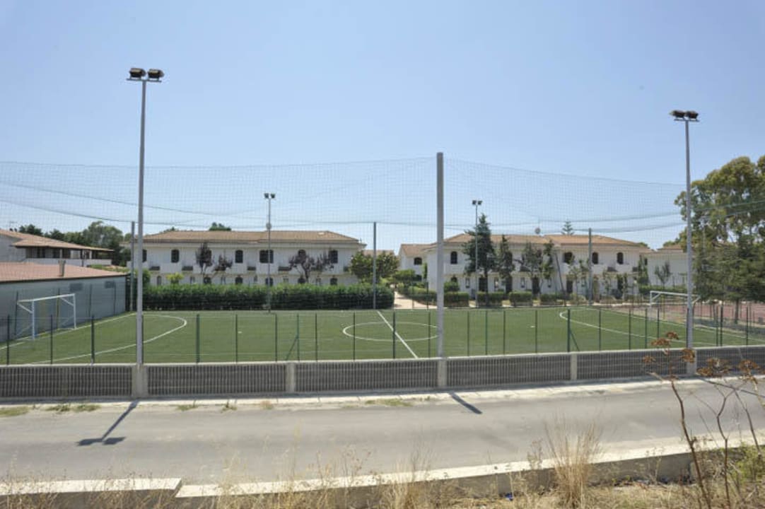 Campo da calcetto in erba sintetica del Villaggio Santa Monica Resort & Village