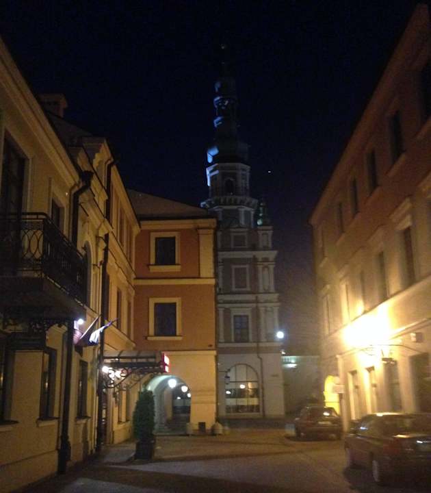 Wejście do hotelu (po lewej) Hotel Zamojski & SPA