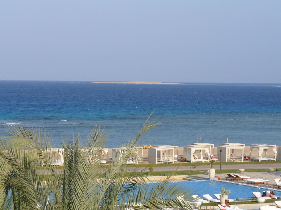 Meerwasserpool und Strand mit Cabanas Premier Le Reve Hotel & Spa