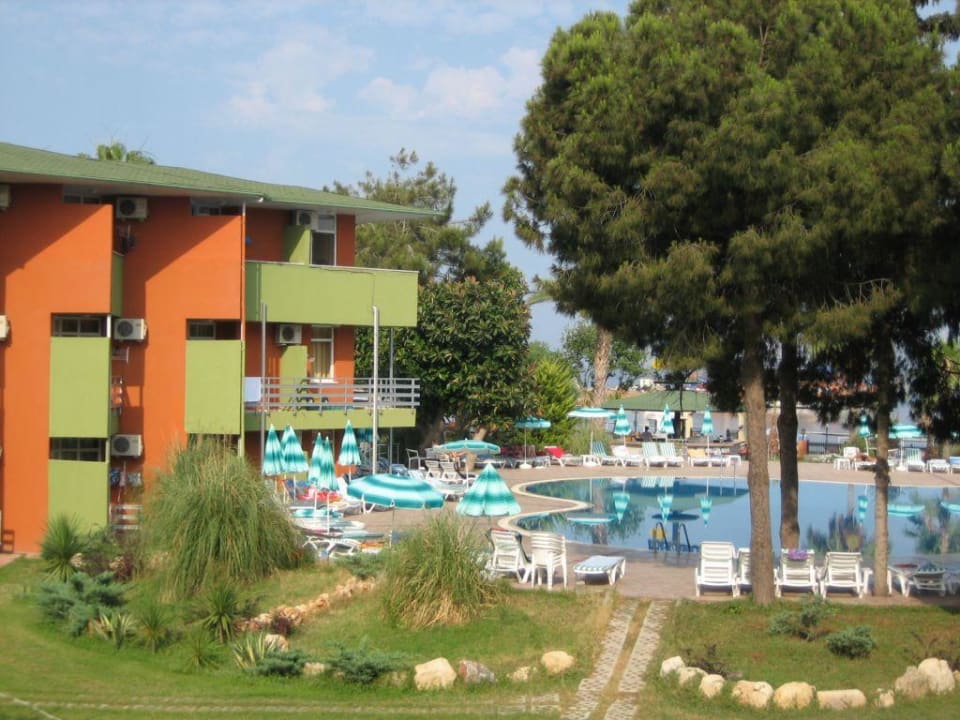 Blick vom Balkon Richtung Pool Lonicera Resort & Spa Hotel