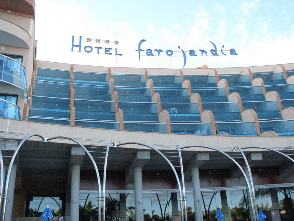 Restaurantterrasse, Zimmerbalkons und Hotelname MUR Hotel Faro Jandia & Spa Fuerteventura