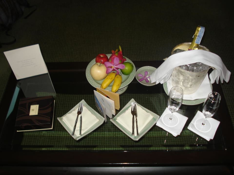Obst und Champagner zur Begrüßung Hotel The Peninsula Bangkok