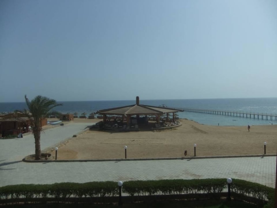 Beachbar und Steg Three Corners Happy Life Beach Resort