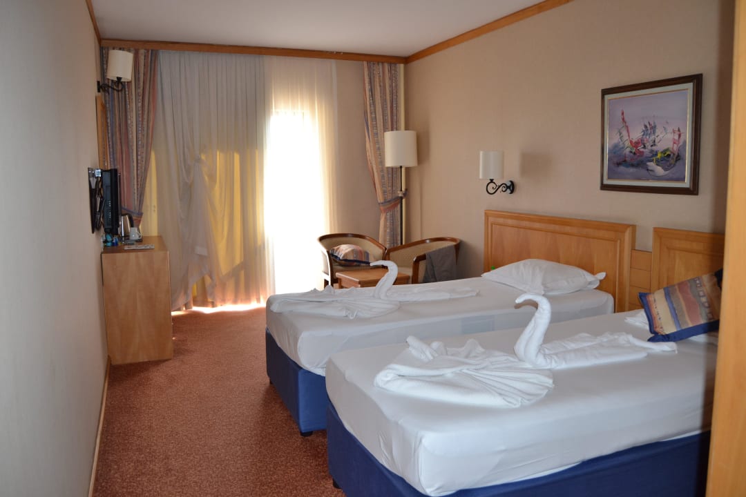 Zimmer 3302 mit Blick von der Tür Alba Resort Hotel