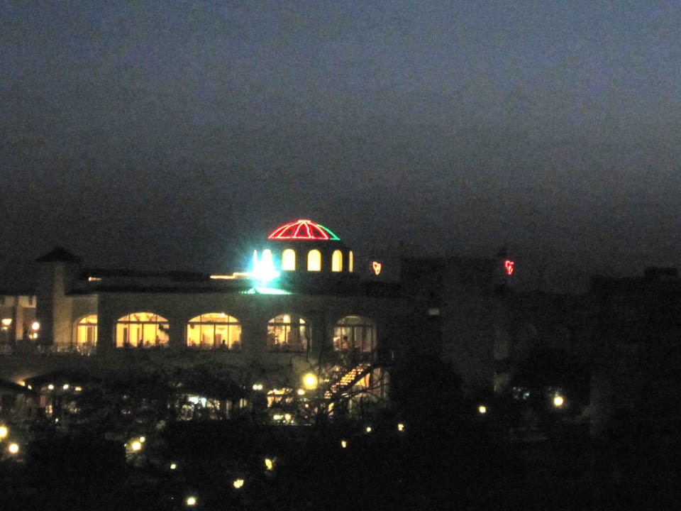 Abendbeleuchtung Brayka Bay Resort