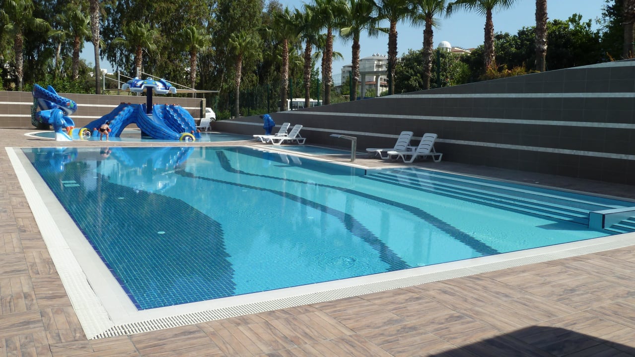 Zweiter Pool mit Therapie-Düsen Hotel Grand Side