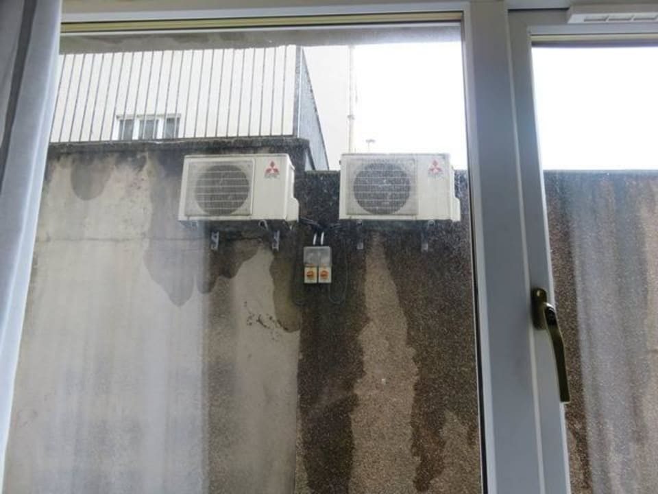 Blick aus unserem Zimmer auf Klimaanlage Hotel Lorne