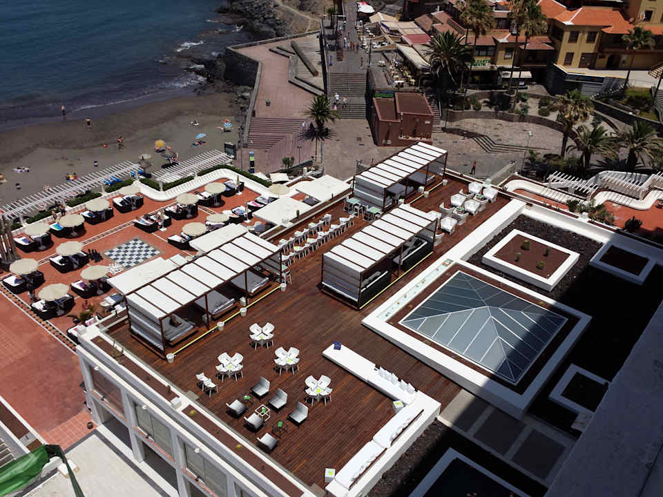Ausblick 7. Etage auf die Sonnenterrasse mit Bali Betten H10 Gran Tinerfe - Adults only
