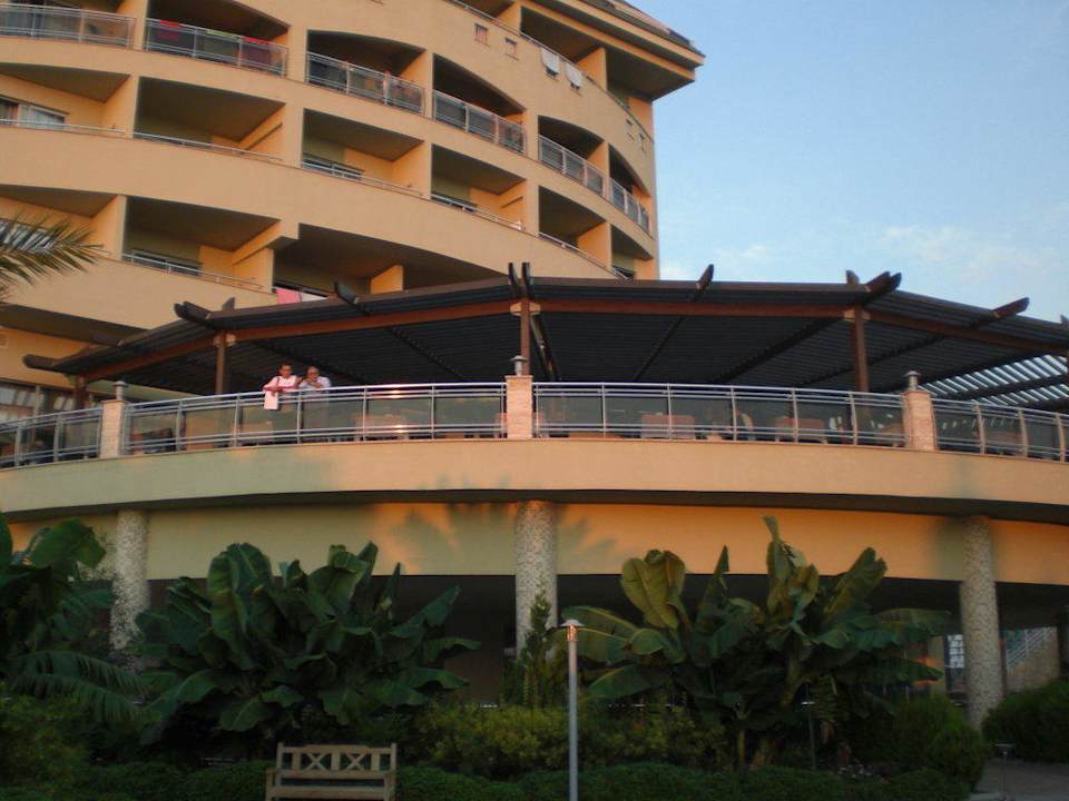 Blick auf die Frühstücksterrasse Vita Silva Hotel