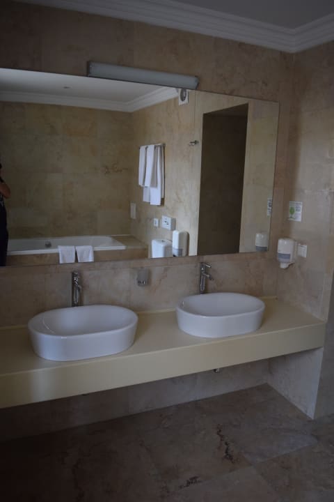 Badezimmer mit zwei Waschbecken in der Suite Hotel Reikartz Medievale Lvov