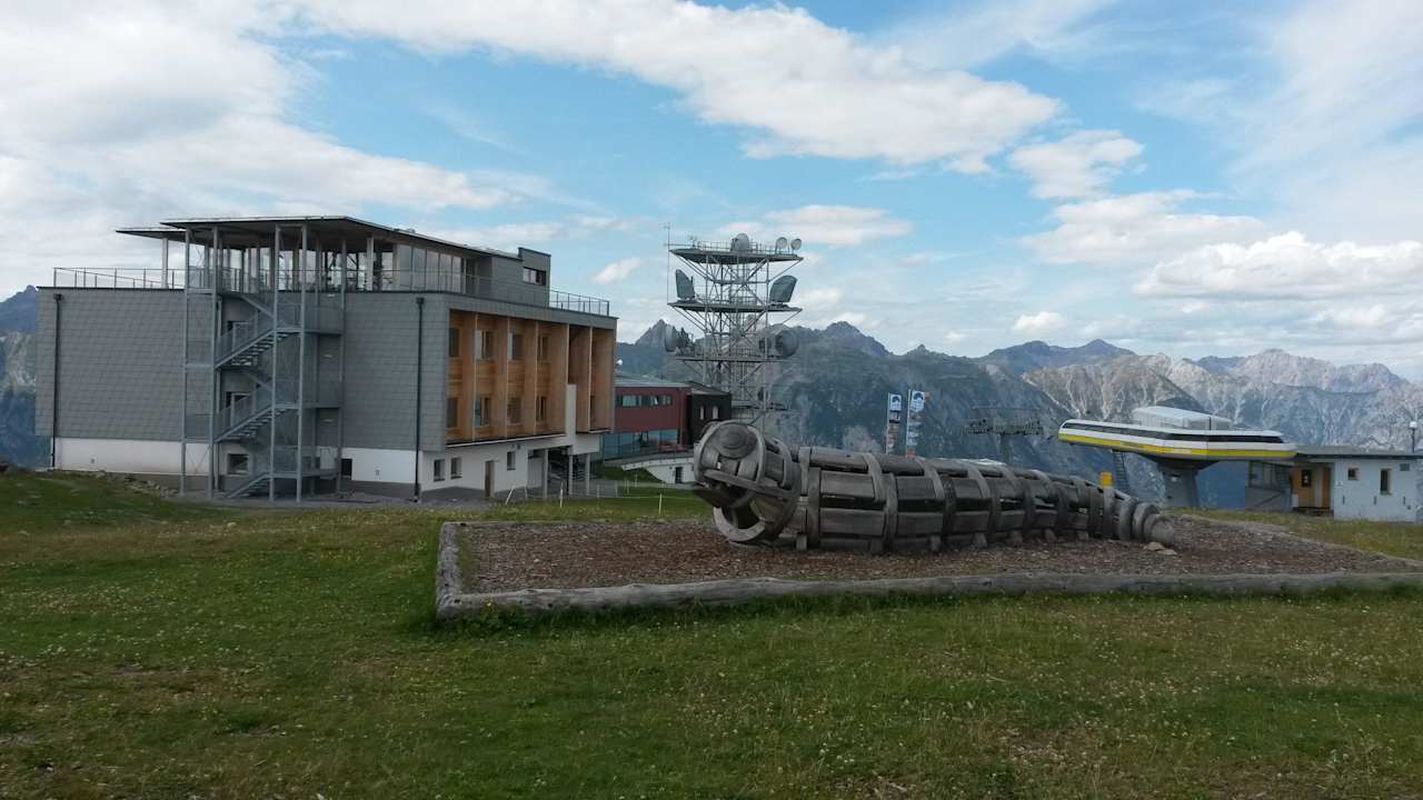 Ausblick vom Spielplatz auf das Hotel Venet Gipfelhütte