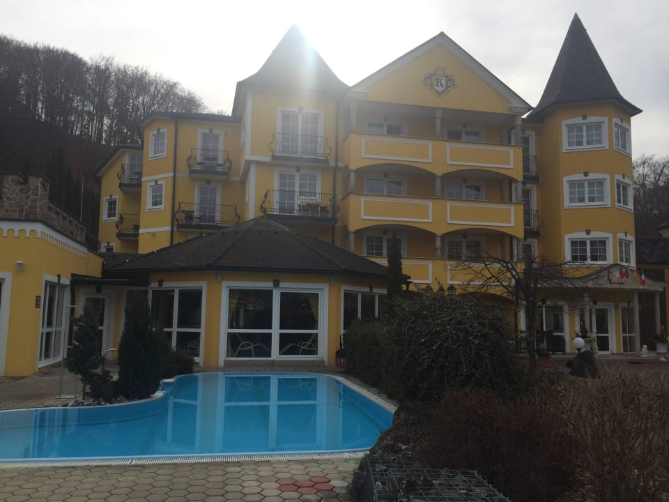 Außenpool kalt und ein Teil des Hotels Schlössl Hotel Kindl