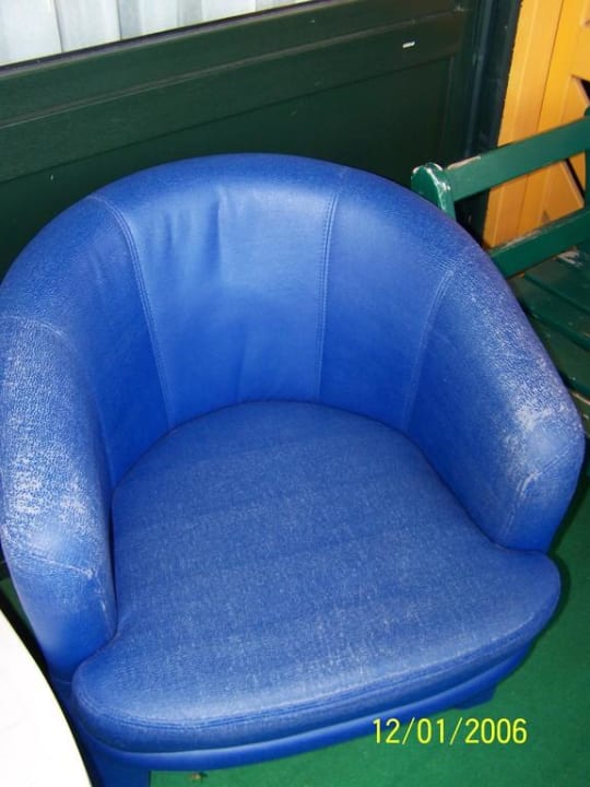 Total abgenutzte Sessel im Zimmer Landhotel Harz