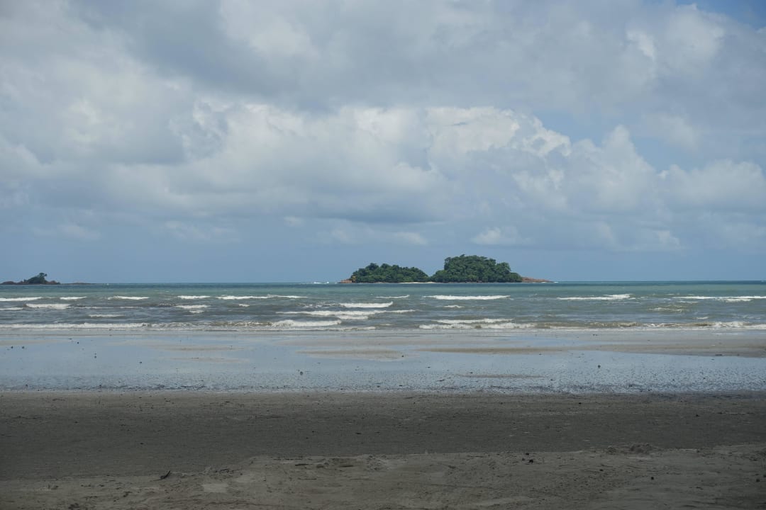 Strand mit vorgelagerten Inseln Hotel The Dewa Koh Chang