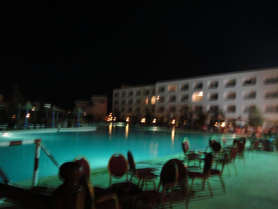 Basen wieczorową porą Titanic Resort & Aqua Park