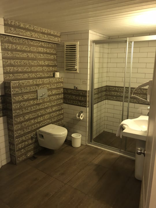 Großes Badezimmer mit Bodenebener Dusche / WC-BD / Föhn Club Turtas Beach Hotel