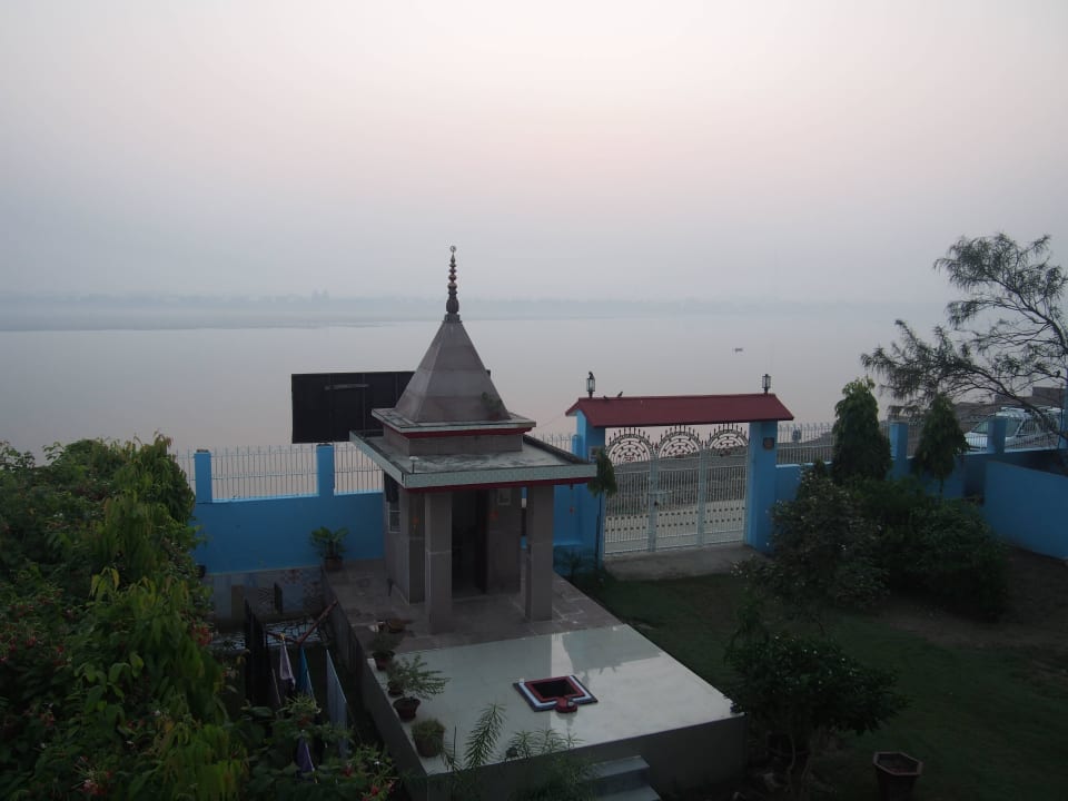 Das Tempel und die Aussicht auf den Ganges Hotel The Yoga Mandir