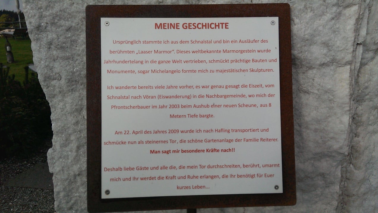 Steintor im Garten Hotel Chalet Mirabell