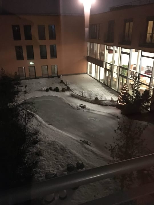 Blick auf den Gartenteich aus dem Flur Hotel am Vitalpark