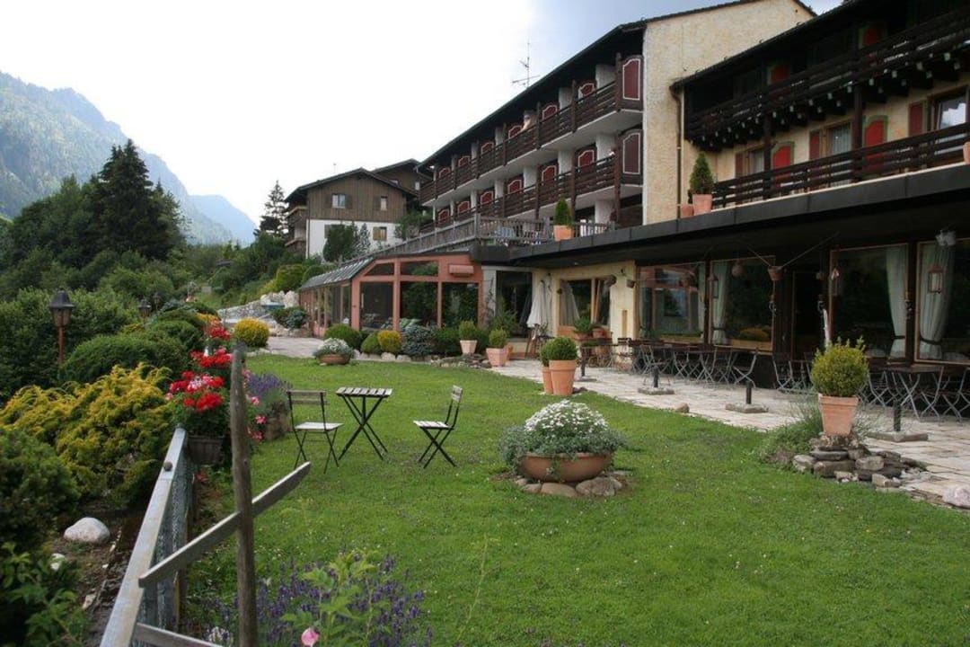 Garten und Pool Bereich Hotel Zugspitzblick