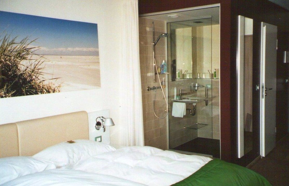 EZ,Blick auf Glaswand von Dusche,Vorhang im Zimme Strandgut Resort