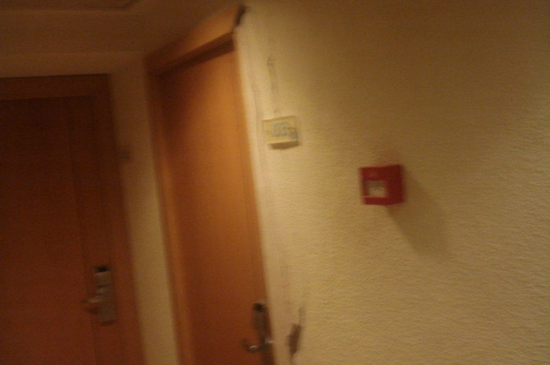 Riss in der Wand Ahoi! Urban Beach Hotel