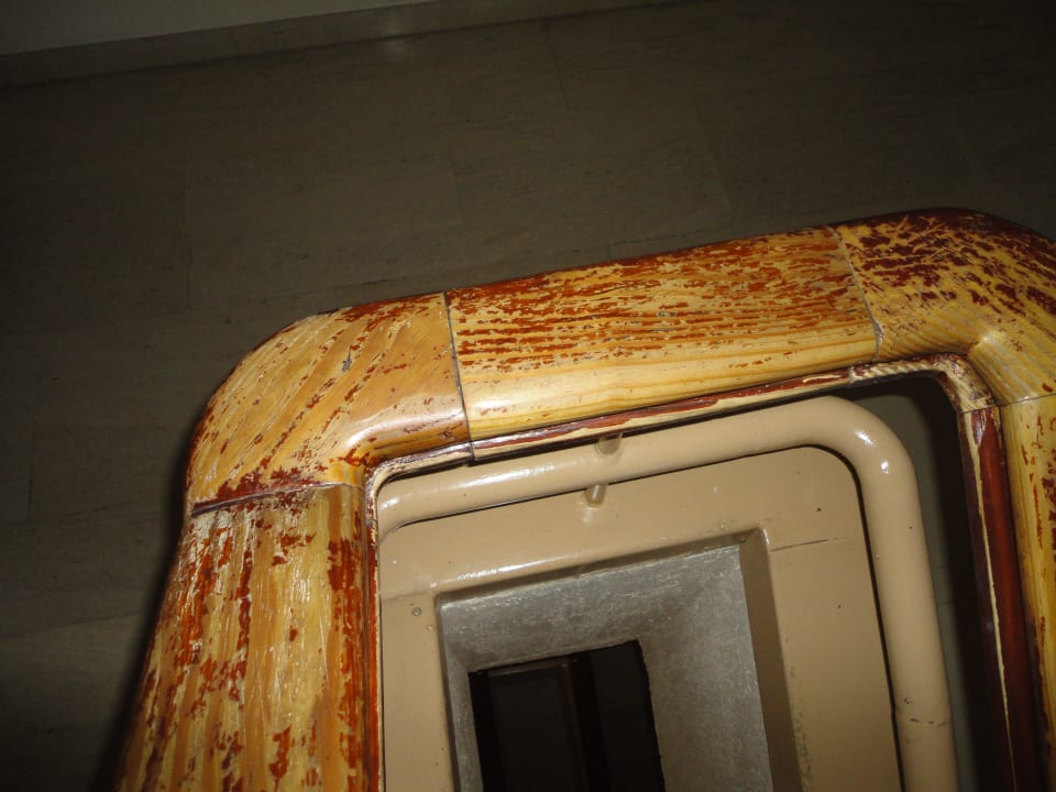 Am Treppengeländer im 1. OG ist die Farbe ab GF FANABE