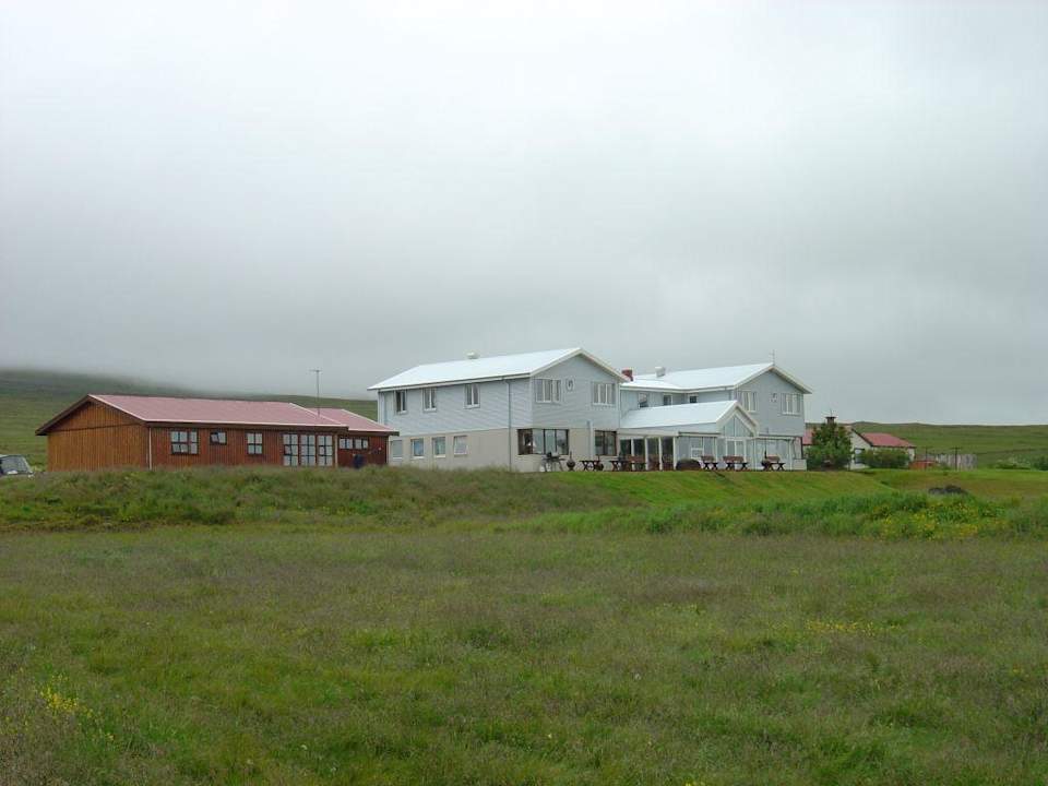 Außenansicht von der Straße her Hotel Gauksmyri