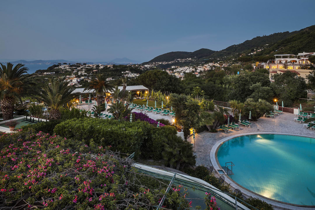 Piscina grande con panorama Hotel Grazia Terme