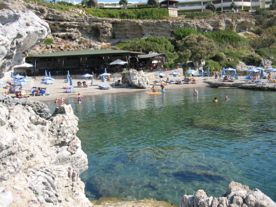Blick auf den Strand und die Bar The Rock Hotel Kalithea Horizon Royal