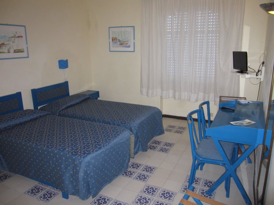 Einfach eingerichtetes Zimmer Hotel Giardino sul Mare