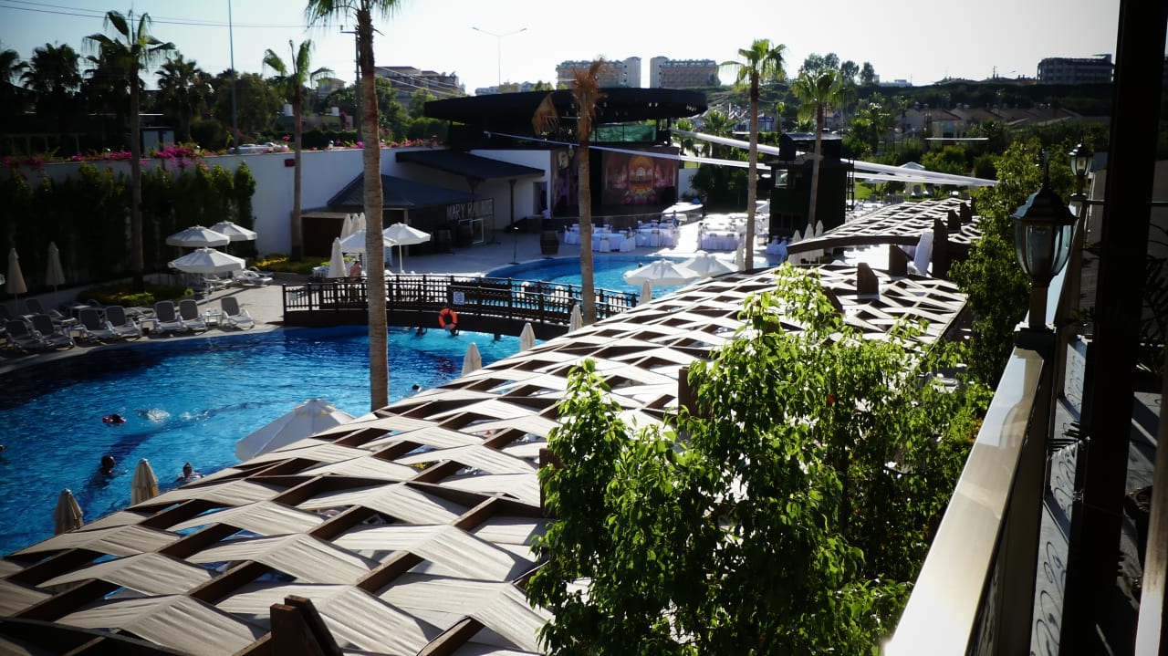 Pool Mary Hotel Side