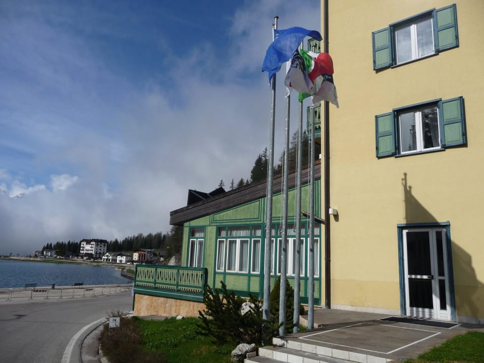 Blick vorbei am Hotel auf den See Grand Hotel Misurina