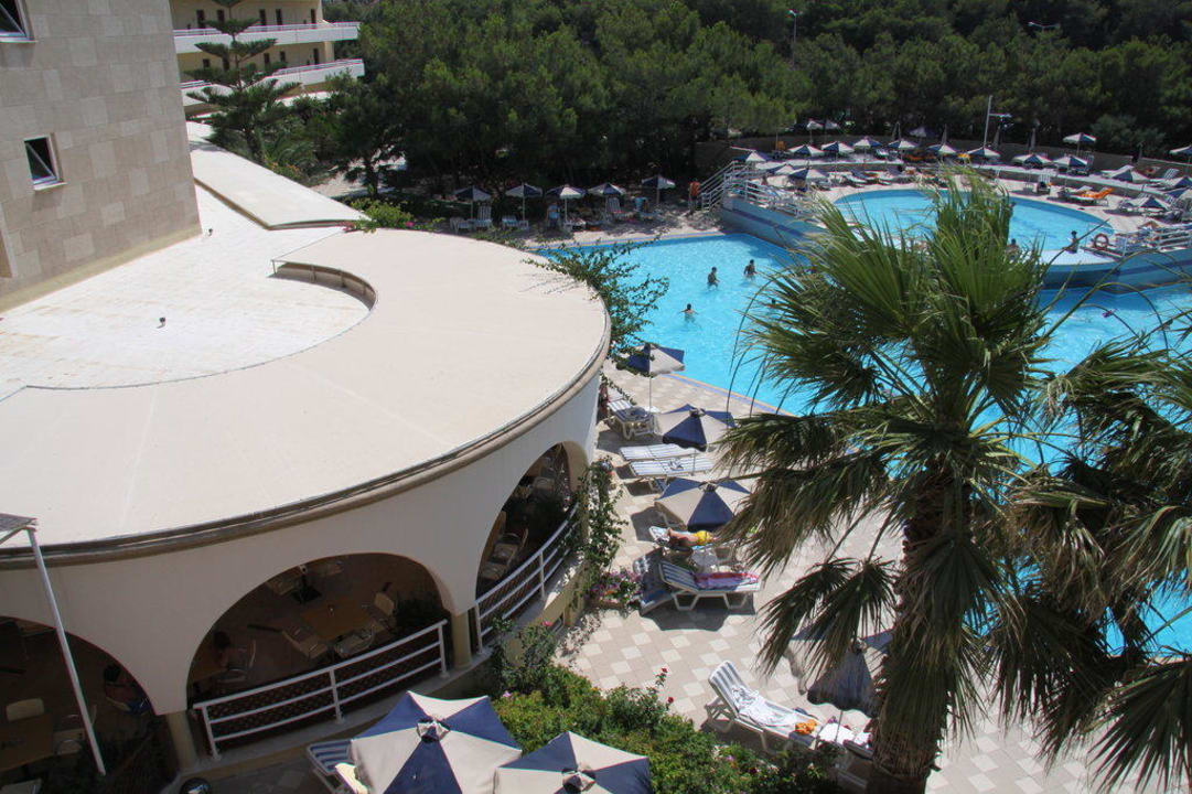 Außenansicht Poolbar Delfinia und Poolanlage Hotel Kalithea Mare Palace